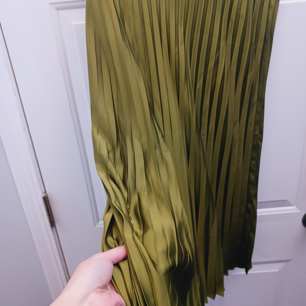 Elegant Olive Green Pleated Skirt - Picture 5 of 6